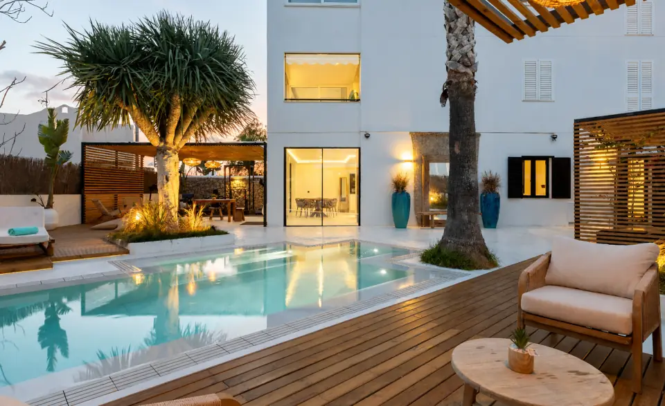 Avondsfeer bij het terras en zwembad in Jesús, Ibiza