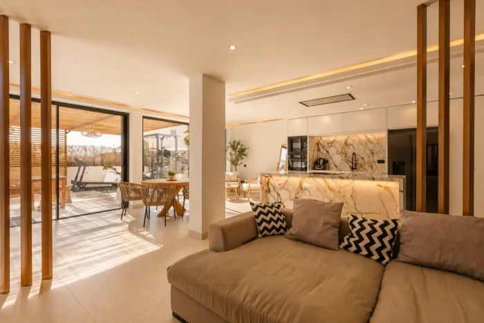 Woonkamer met marmeren details