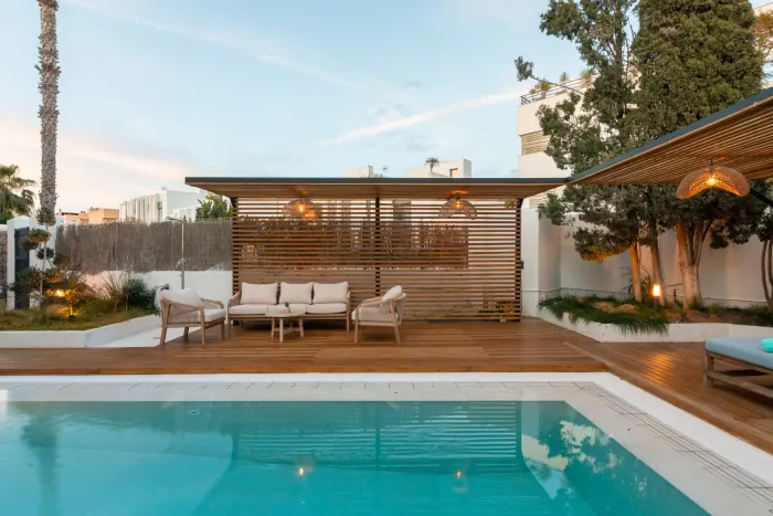 Privé zwembad en terras