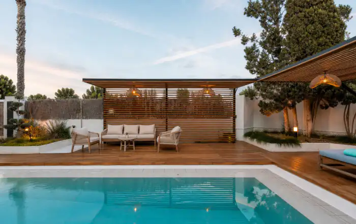 Privé zwembad en terras